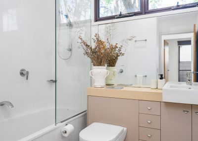 LENNOX PROPERTY AGENTS _ 2/5 RUTHERFORD STREET, LENNOX HEAD _ MAIN BATHROOM