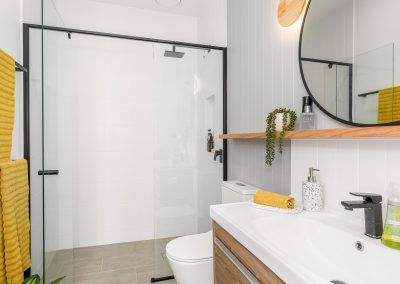 LENNOX PROPERTY AGENTS _ 3 SURF AVENUE, SKENNARS HEAD _ MAIN BATHROOM