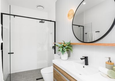 LENNOX PROPERTY AGENTS _ 22 AUREUS BOULEVARD, SKENNARS HEAD _ MAIN BATHROOM