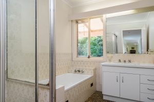 LENNOX PROPERTY AGENTS _ 342 TINENBAR ROAD, TEVEN _ BATHROOM