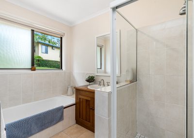 LENNOX PROPERTY AGENTS _ 149 BYRNES LANE, TUCKOMBIL _ BATHROOM