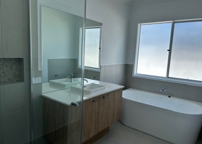 LENNOX PROPERTY AGENTS _ 15 COVE AVENUE, SKENNARS HEAD _ MAIN BATHROOM