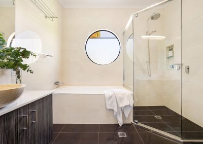LENNOX PROPERTY AGENTS _ 1/119 ALCORN STREET, SUFFOLK PARK _ MAIN BATHROOM